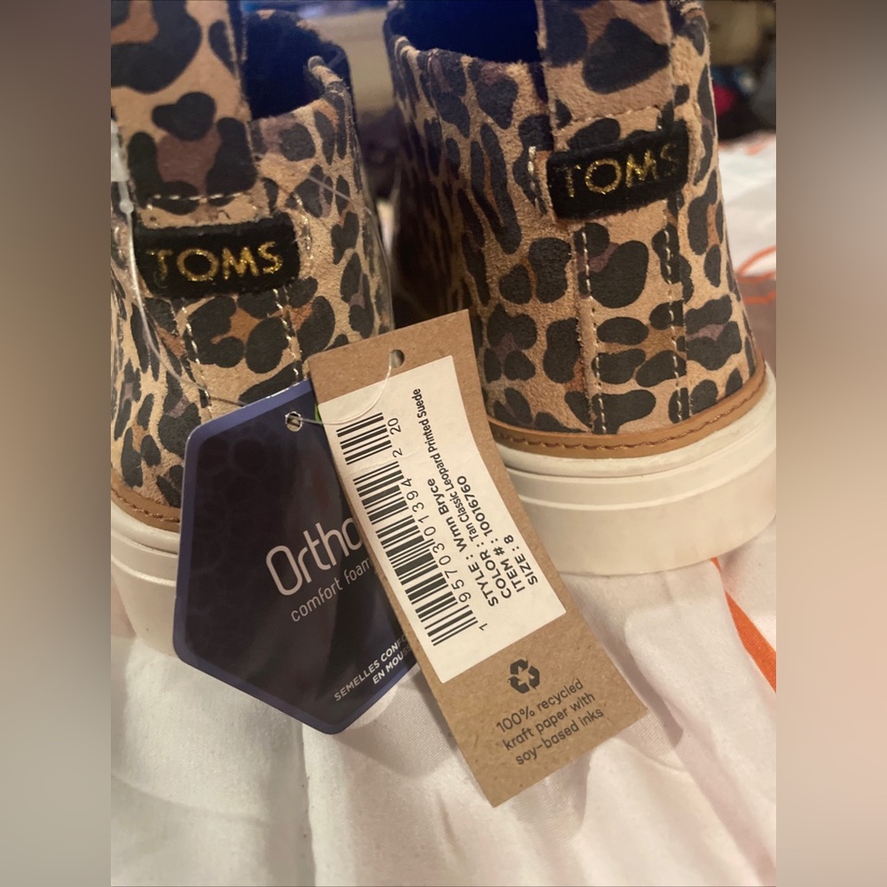 NWT women’s 8 cheetah print TOMS
